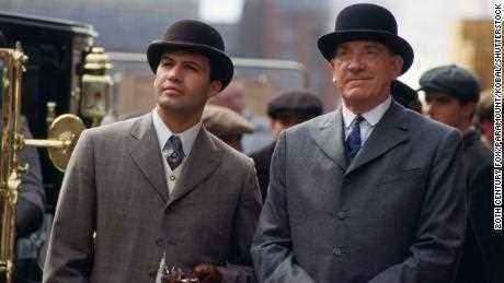 David Warner (rechts) spielte Spicer Lovejoy in „Titanic“,  ein abfälliger Begleiter von Caldeon Hockley von Billy Zane.