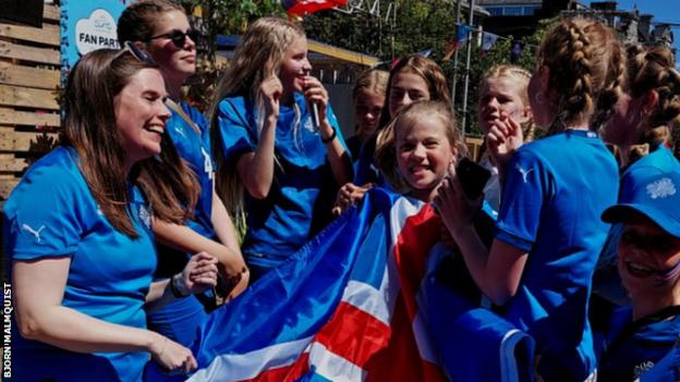 Islands Premierministerin Katrin Jakobsdottir im Fanpark vor dem Spiel der Euro 2022 gegen Belgien