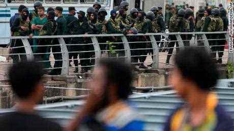 Armeesoldaten stehen nach der Räumung von Demonstranten in Colombo am 22. Juli 2022 in der Nähe einer Barrikade Wache.