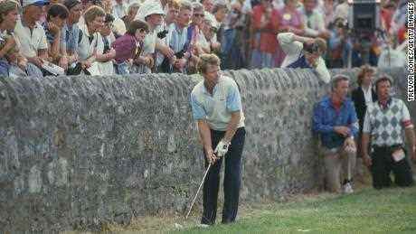 Tom Watson macht seinen dritten Schlag am 17. Loch während der letzten Runde der Open 1984 in St. Andrews. 