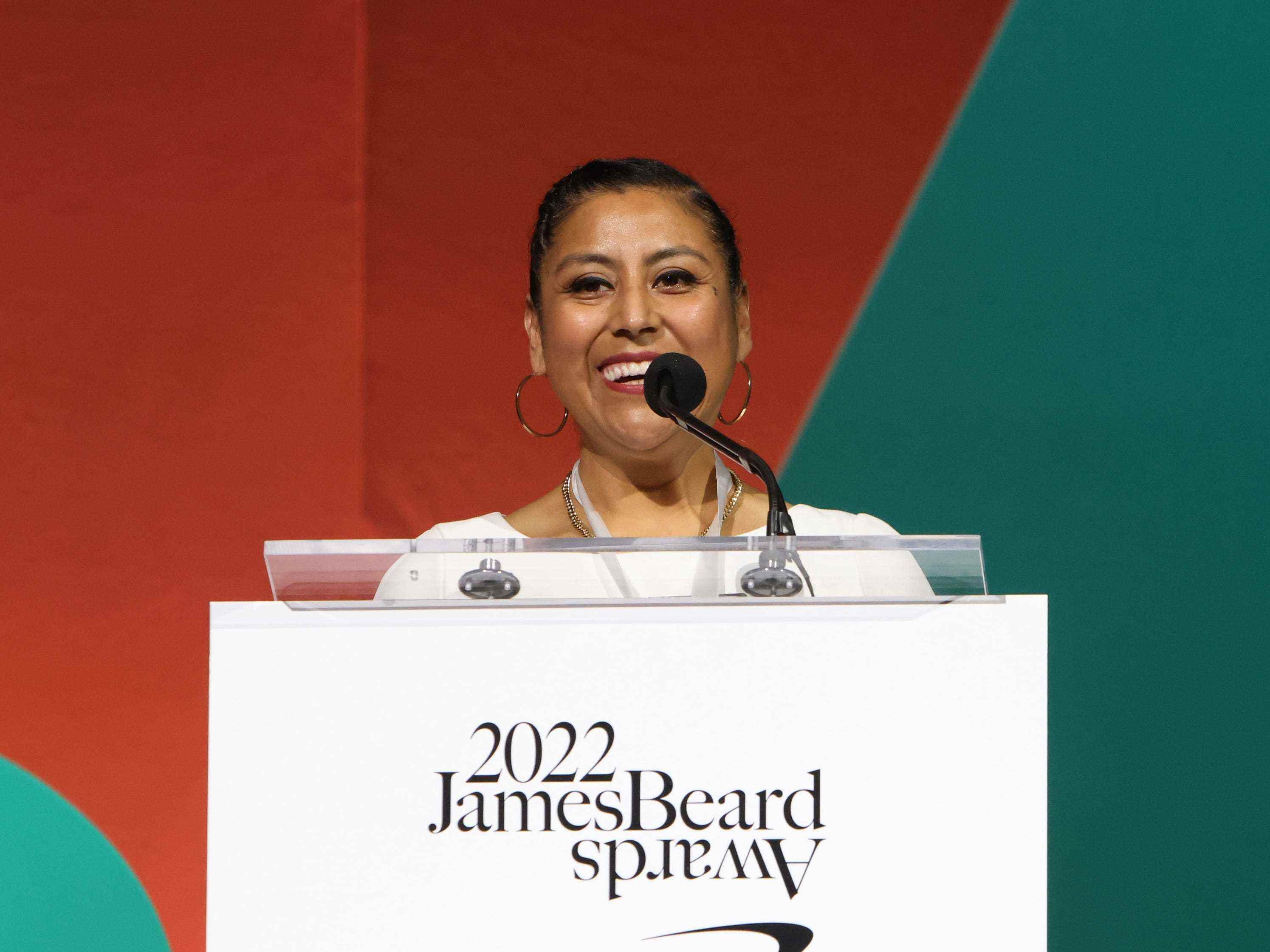 Küchenchefin Cristina Martinez spricht während der James Beard Restaurant and Chef Awards 2022 auf der Bühne hinter einem Podium