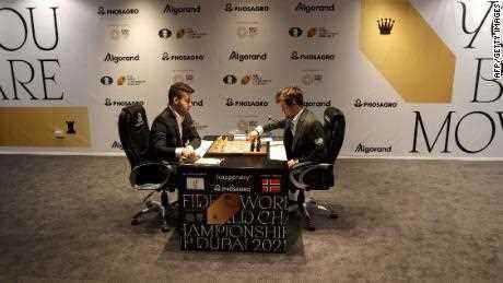 Ian Nepomniachtchi, links, und Magnus Carlsen treten bei der letztjährigen Meisterschaft an. 