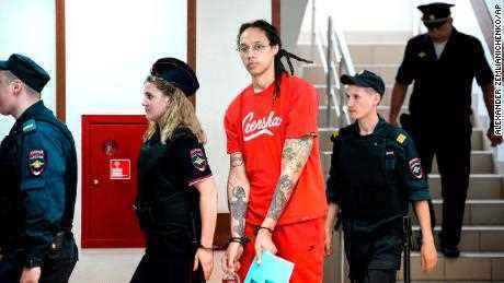 WNBA-Star Brittney Griner wird am 7. Juli zu einer Anhörung in einen Gerichtssaal in Russland eskortiert.