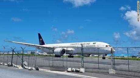 Eine Boeing 787 Dreamliner der saudischen Fluggesellschaft flog am 14. Juli auf dem Velana International Airport nach Singapur und transportierte den fliehenden Präsidenten Gotabaya Rajapaksa aus Sri Lanka.