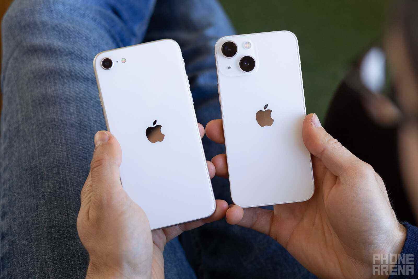 Links – iPhone SE 3. Generation;  Richtig - iPhone 13 mini - Vorhersage: Das iPhone mini ist nicht tot, es wird aus der Asche auferstehen