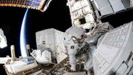 NASA-Astronauten führen einen Weltraumspaziergang durch, um die Stromversorgung der Raumstation zu verbessern
