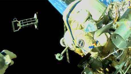 Cristoforetti ist zu sehen, wie er an der Außenseite der Internationalen Raumstation arbeitet, während Artemyev, dessen Hand unten links sichtbar ist, einen Nanosatelliten in die Umlaufbahn wirft. 