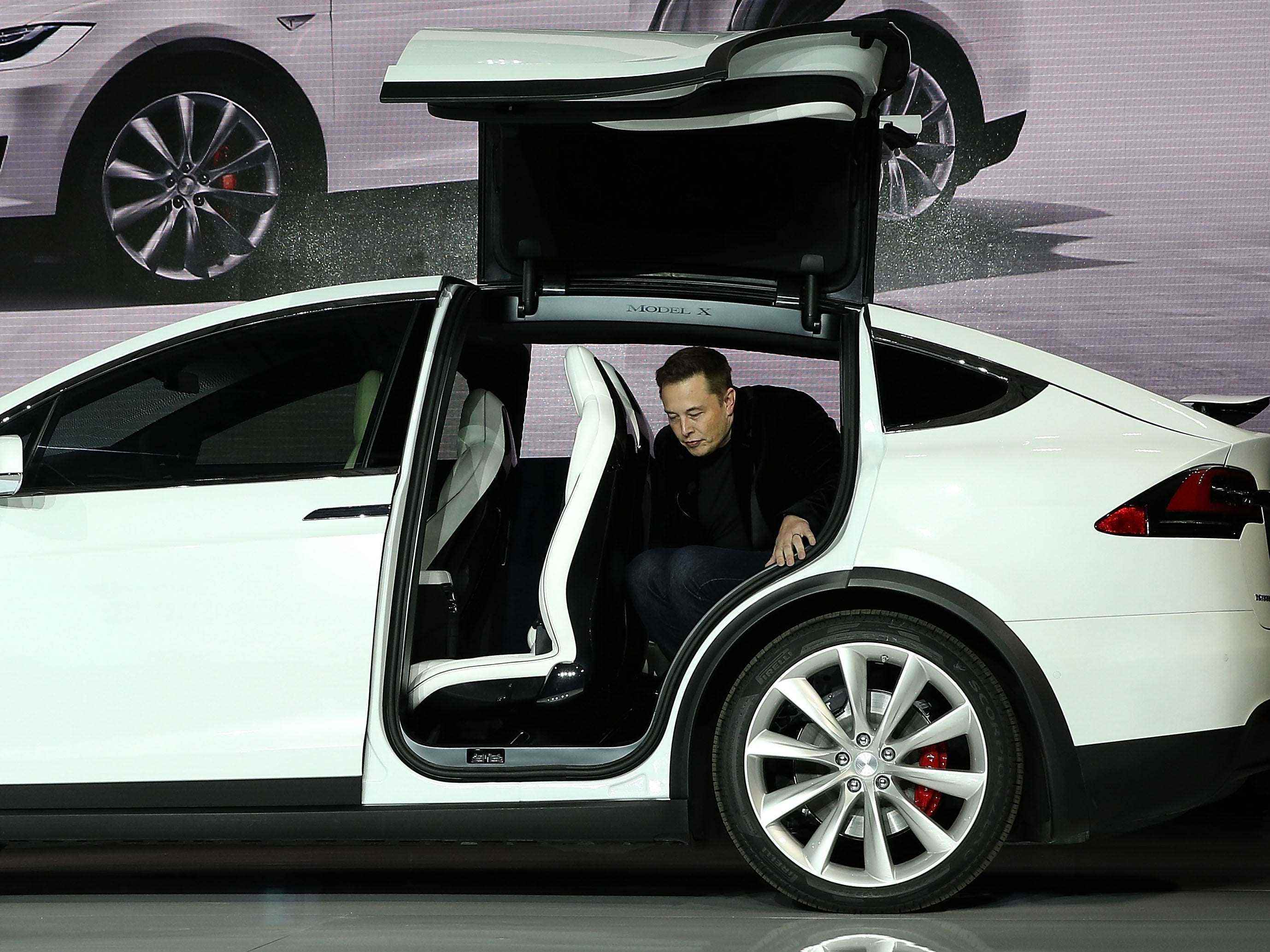 Elon Musk, CEO von Tesla, steigt während einer Veranstaltung zur Markteinführung des neuen Crossover-SUV des Unternehmens am 29. September 2015 in Fremont, Kalifornien, aus dem neuen Tesla Model X.