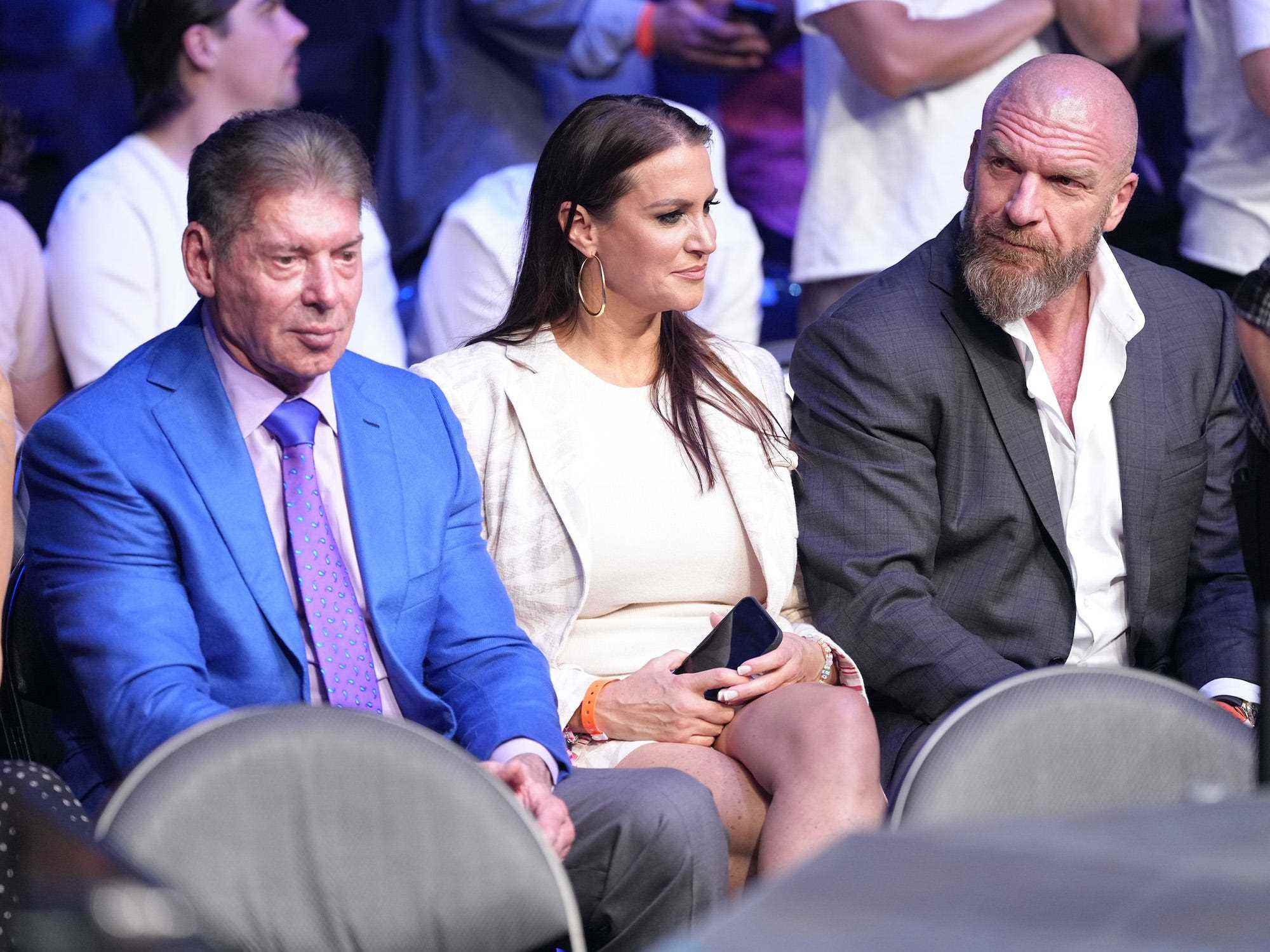 Vince McMahon, Stephanie McMahon und Triple-H waren Octagonside für Adesanyas Leistung.