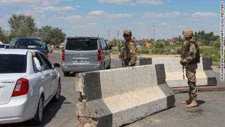 Usbekische Militärangehörige bewachen am 6. Juli 2022 eine Straße in Nukus.