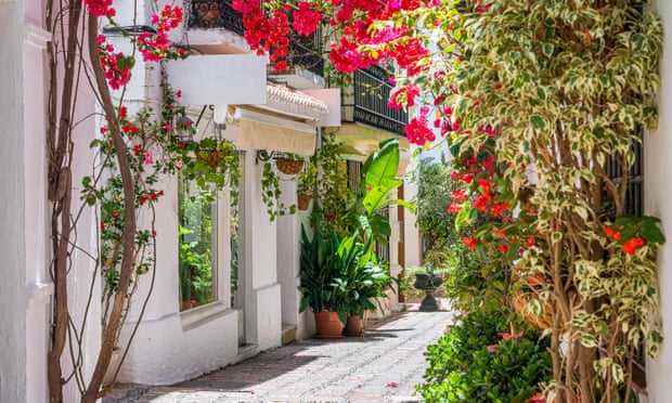 Eine malerische und schmale Straße in der Altstadt von Marbella.