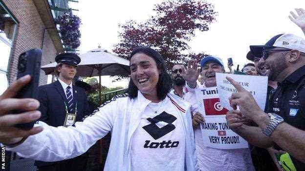 Ons Jabeur macht ein Selfie mit tunesischen Fans in Wimbledon