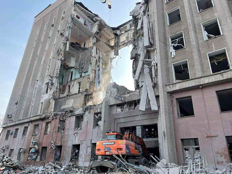 Gebäude in Mykolajiw, Ukraine, von russischer Marschflugkörper getroffen