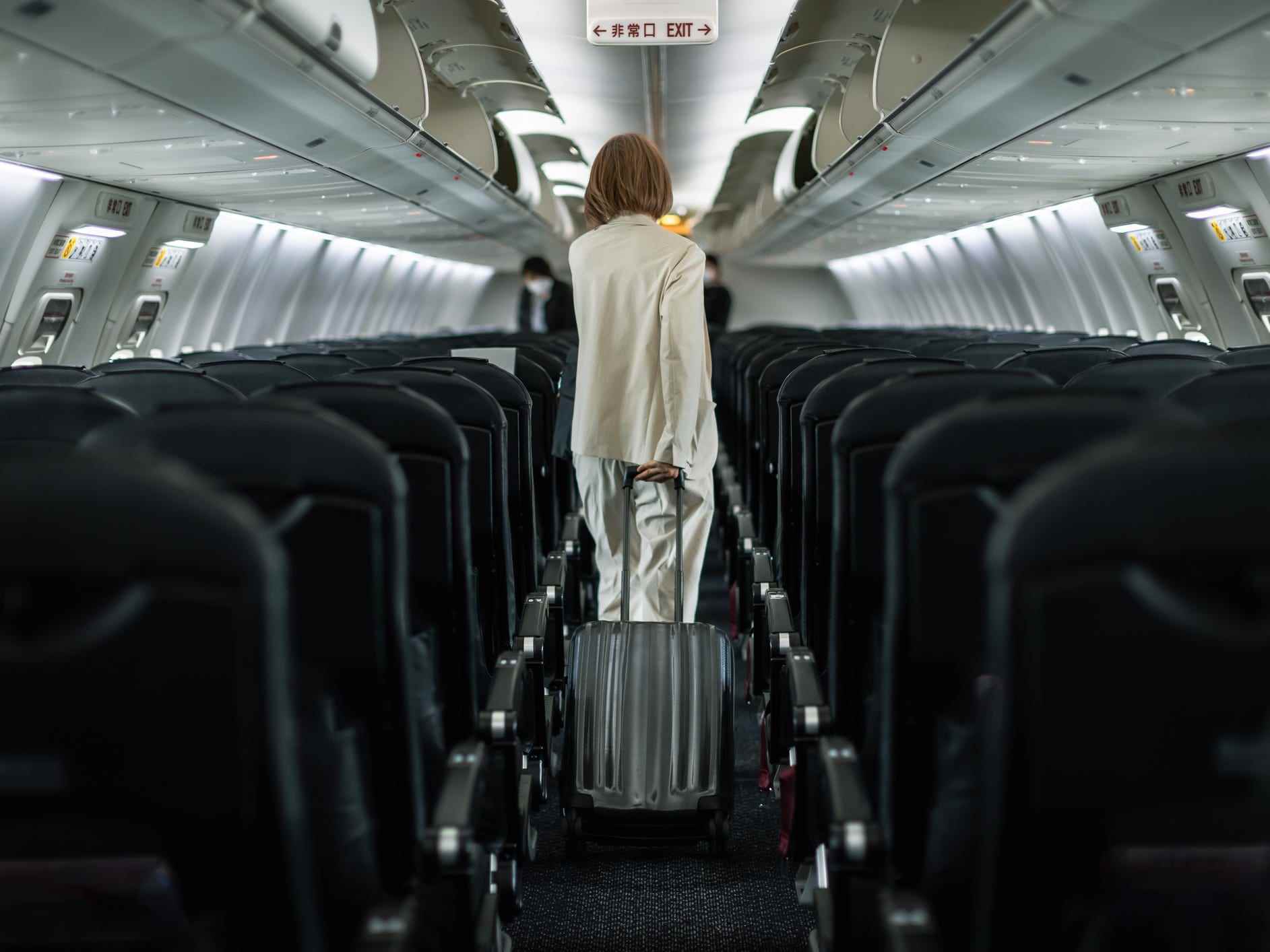 Ein Passagier in einem Flugzeug.