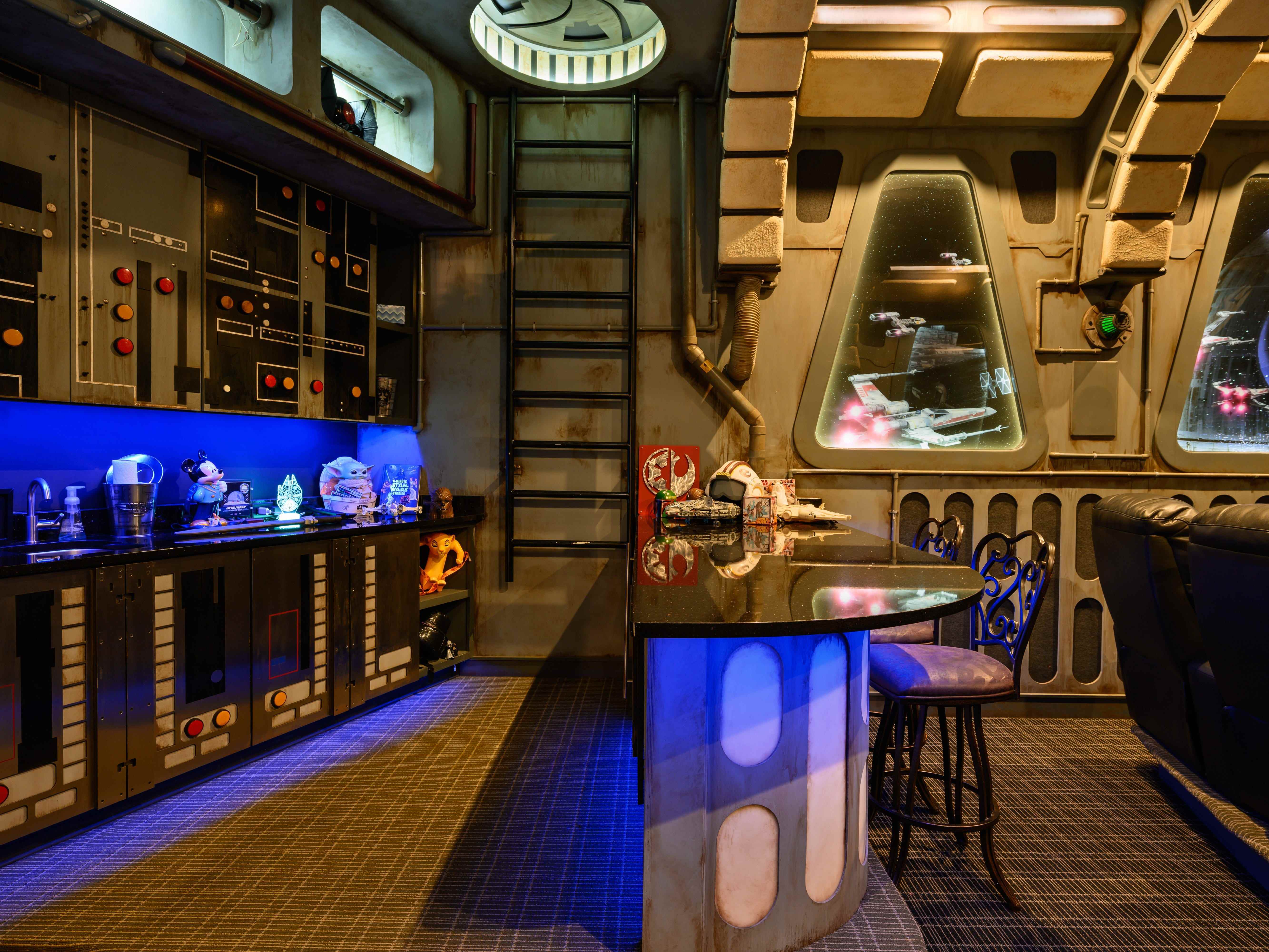 Das Theater verfügt über eine Weltraum-Bar