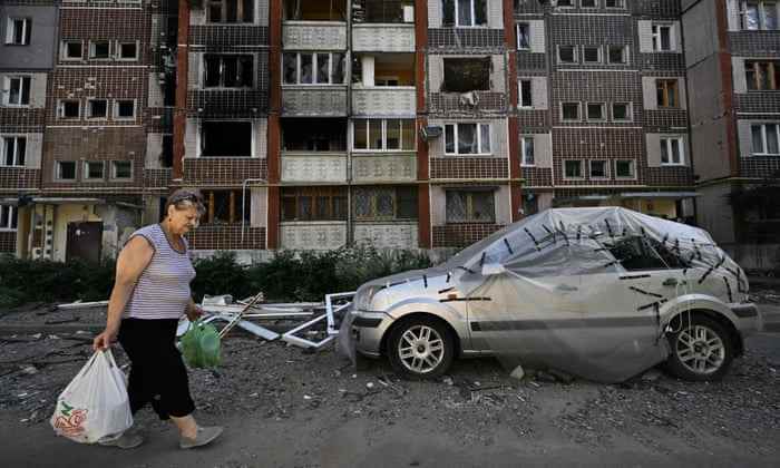 Eine Frau sammelt am 31. Juli ihre Habseligkeiten aus einem stark beschädigten Wohnhaus in Saltivka, einem nördlichen Stadtteil der zweitgrößten ukrainischen Stadt Charkiw.