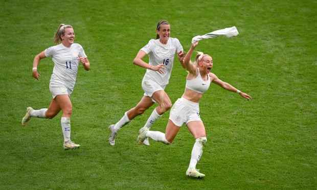 Die englische Fußballerin Chloe Kelly wedelt mit ihrem Hemd über dem Kopf