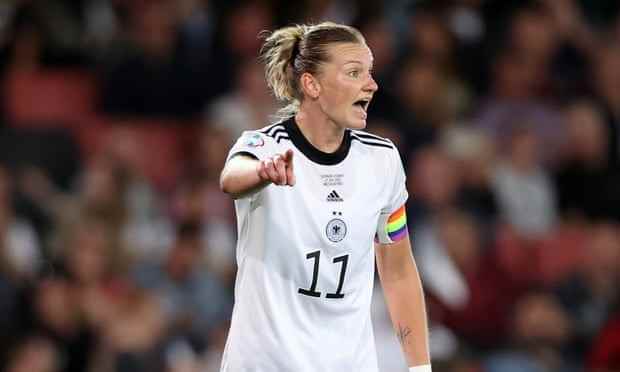 Alexandra Popp aus Deutschland reagiert im Halbfinale gegen Frankreich.