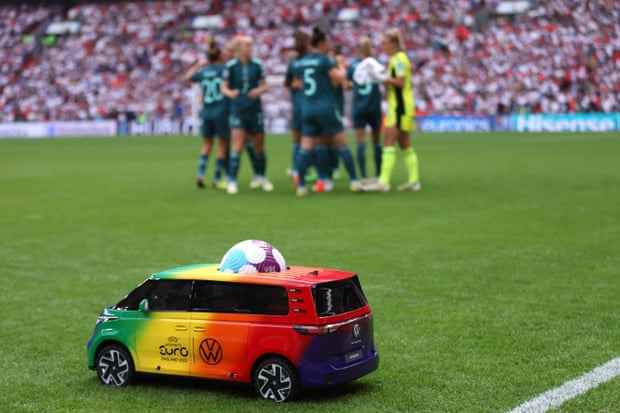 Der ferngesteuerte Volkswagen liefert den Matchball in Wembley.