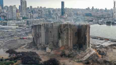 Ein Luftbild zeigt die stark beschädigten Getreidesilos im Hafen der libanesischen Hauptstadt Beirut am 31. Juli.