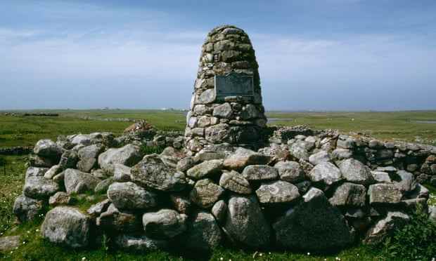 Memorial Cairn & Gedenktafel für die jakobitische Heldin Flora MacDonald (1722-90) in Milton, South Uist, Schottland, Großbritannien von der Clan Donald Society.