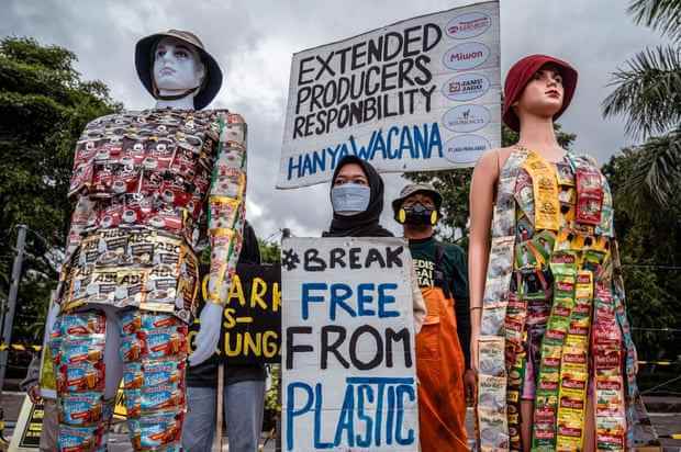 Indonesische Umweltaktivisten zeigen während einer Kampagne gegen den Klimawandel anlässlich des „Tags der Erde“ Plakate neben Schaufensterpuppen, die mit Plastikmüll bekleidet sind
