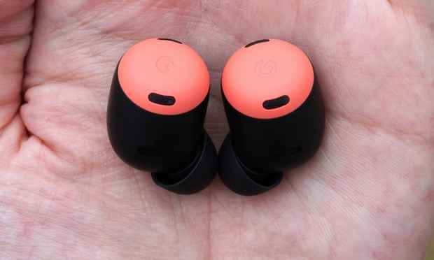 Die Google Pixel Buds Pro-Ohrhörer, die in der Handfläche gehalten werden.
