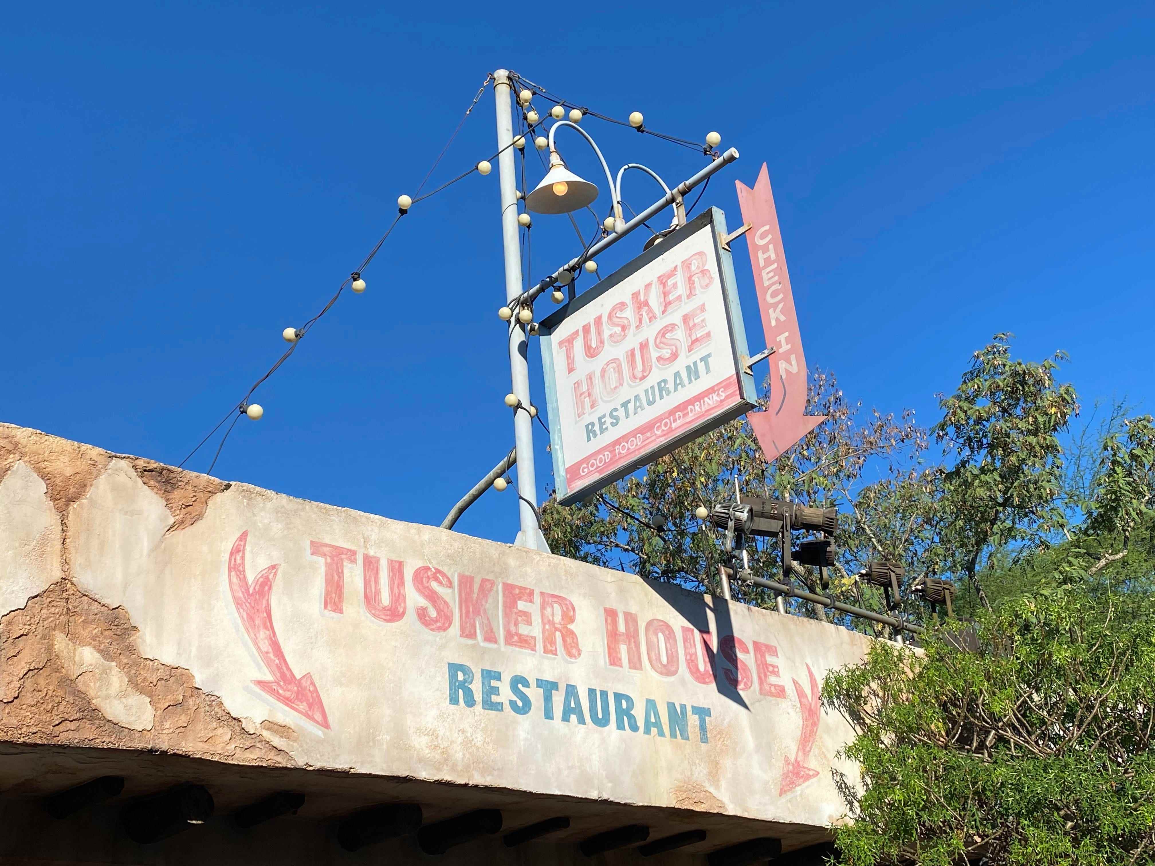 Außenaufnahme des Restaurants Tusker House in der Disney-Welt des Tierreichs