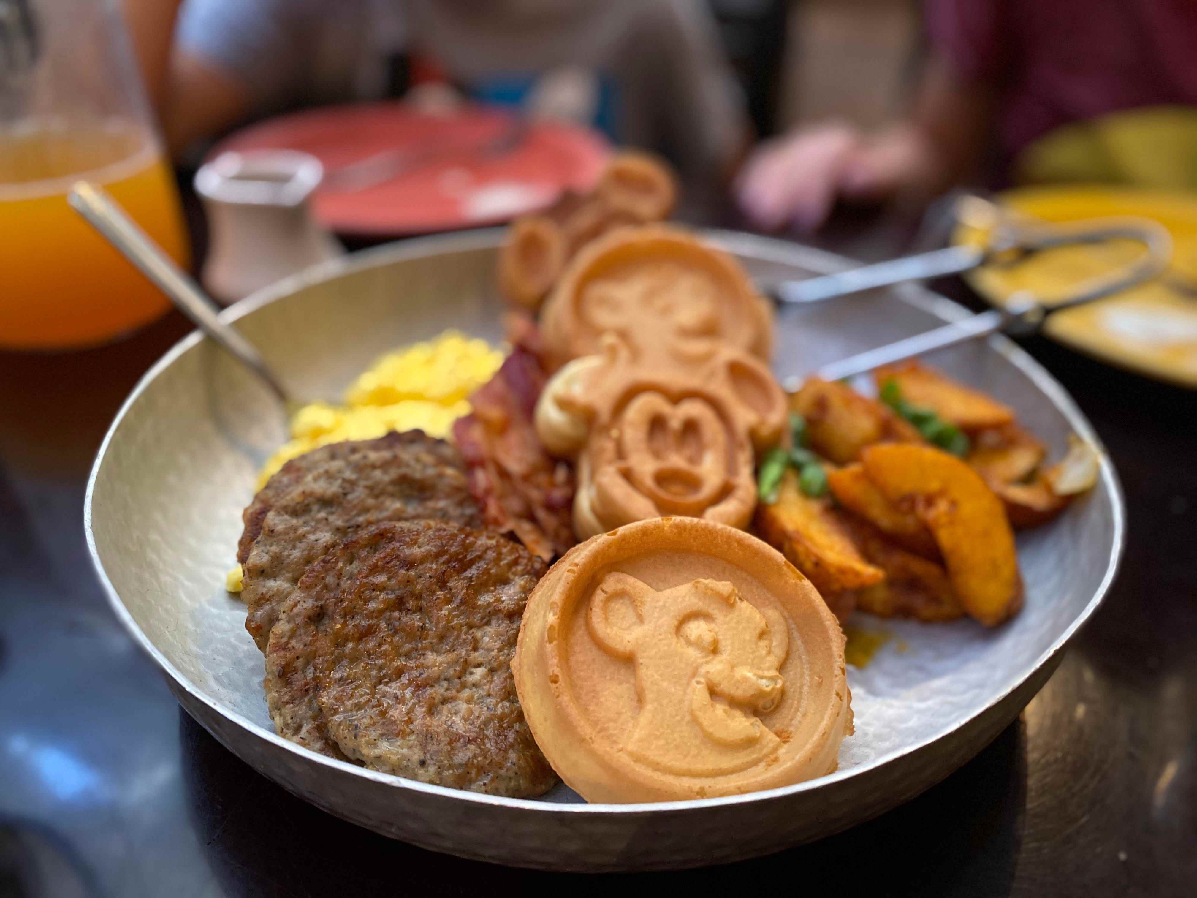Hauptgericht Frühstücksplatte im Familienstil im Tusker House Disney World