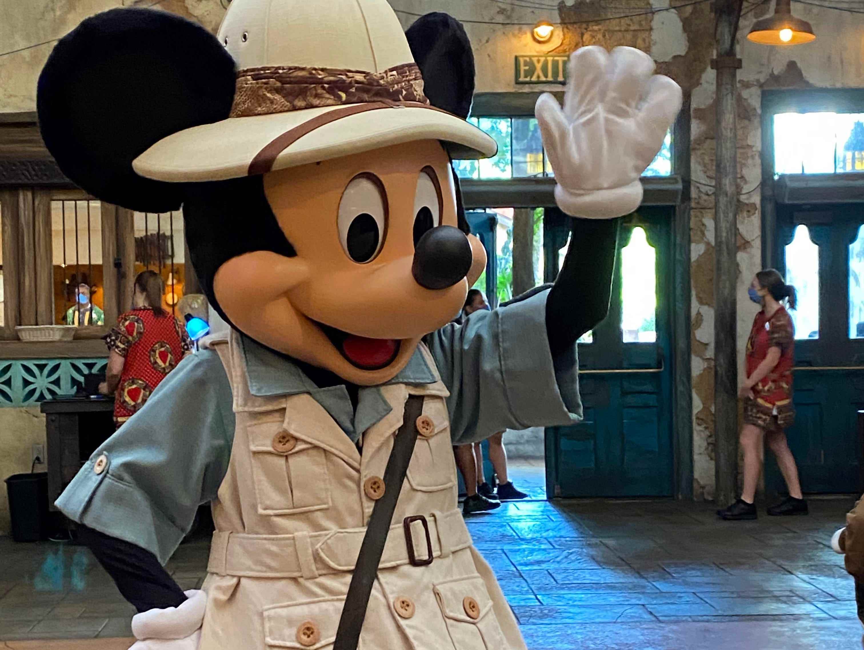 Mickey Mouse in seiner Safari-Ausrüstung im Tusker House Disney World