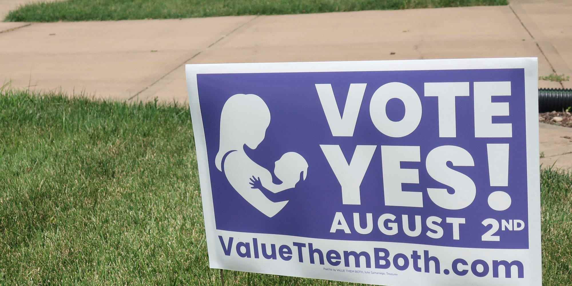 Auf diesem Foto vom Freitag, dem 8. Juli 2022, wirbt ein Schild in einem Hof ​​in Olathe, Kansas, für eine vorgeschlagene Änderung der Verfassung von Kansas, die es dem Gesetzgeber ermöglicht, die Abtreibung weiter einzuschränken oder zu verbieten