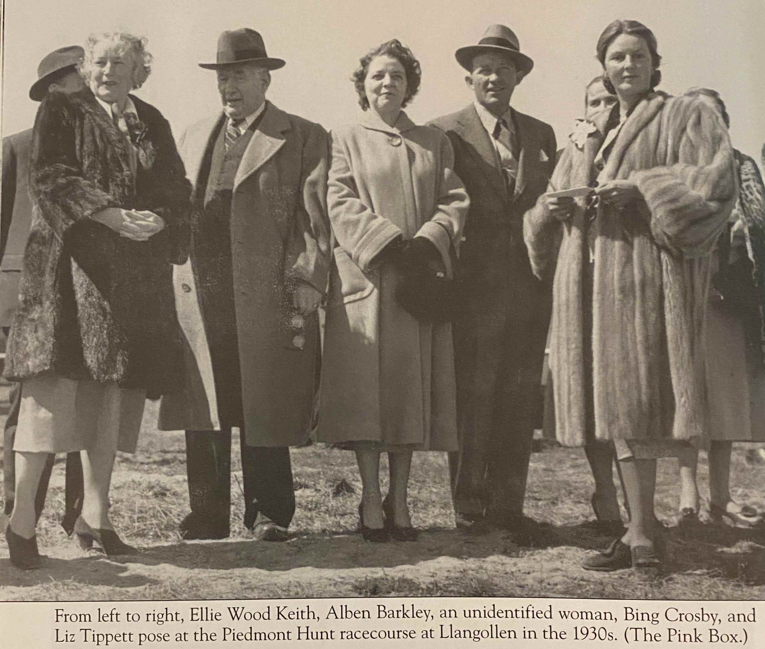 Ein altes Bild, das berühmte historische Persönlichkeiten auf dem Llangollen-Anwesen in den 1930er Jahren zeigt, darunter Alben Barkley und Bing Crosby.