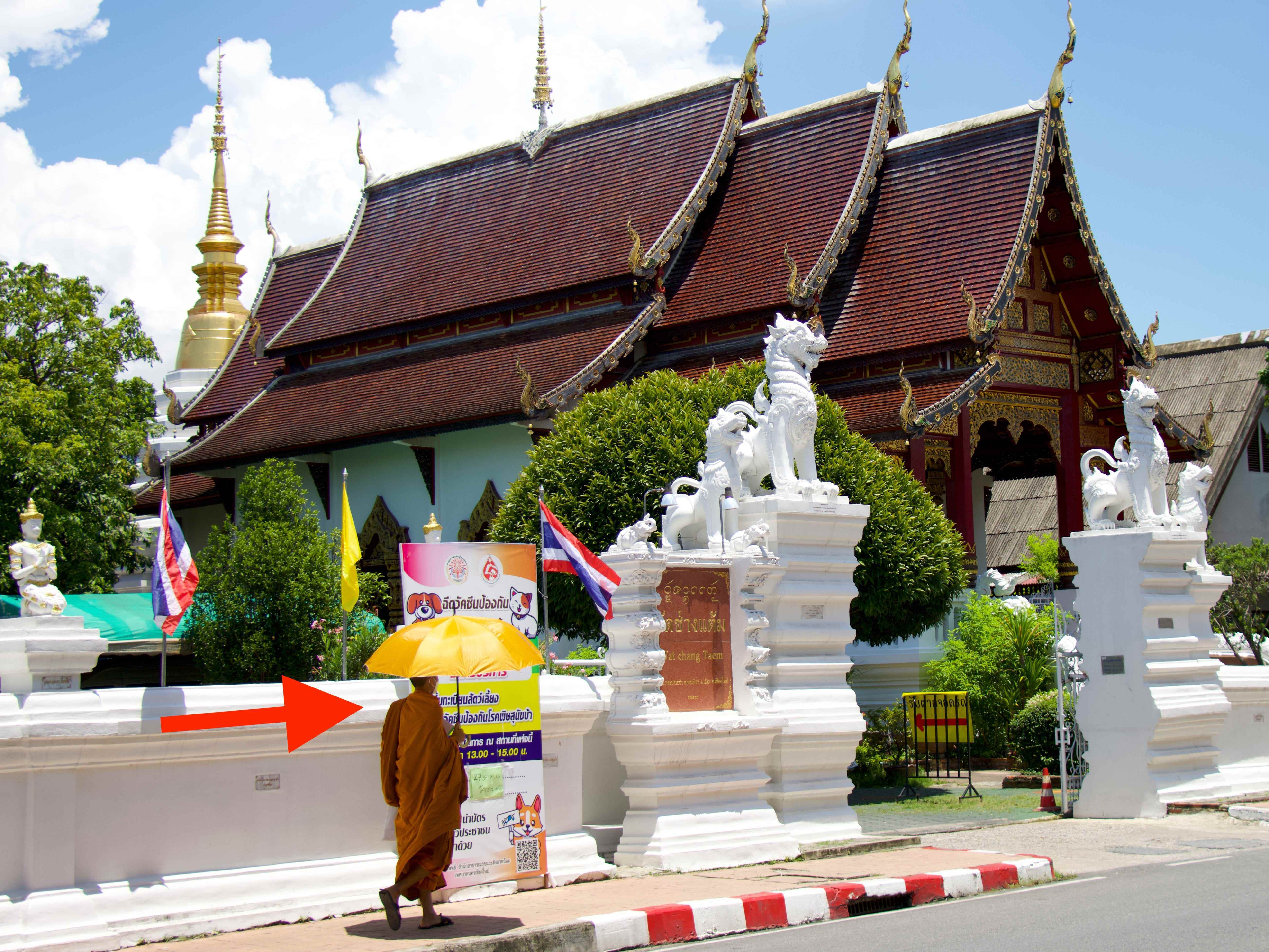Ein Mönch zu Fuß zum Wat Chang Taem in Chiang Mai.