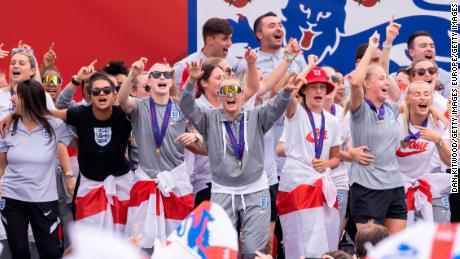Englands Spieler feiern nach ihrem Sieg gegen Deutschland auf dem Trafalgar Square in London. 
