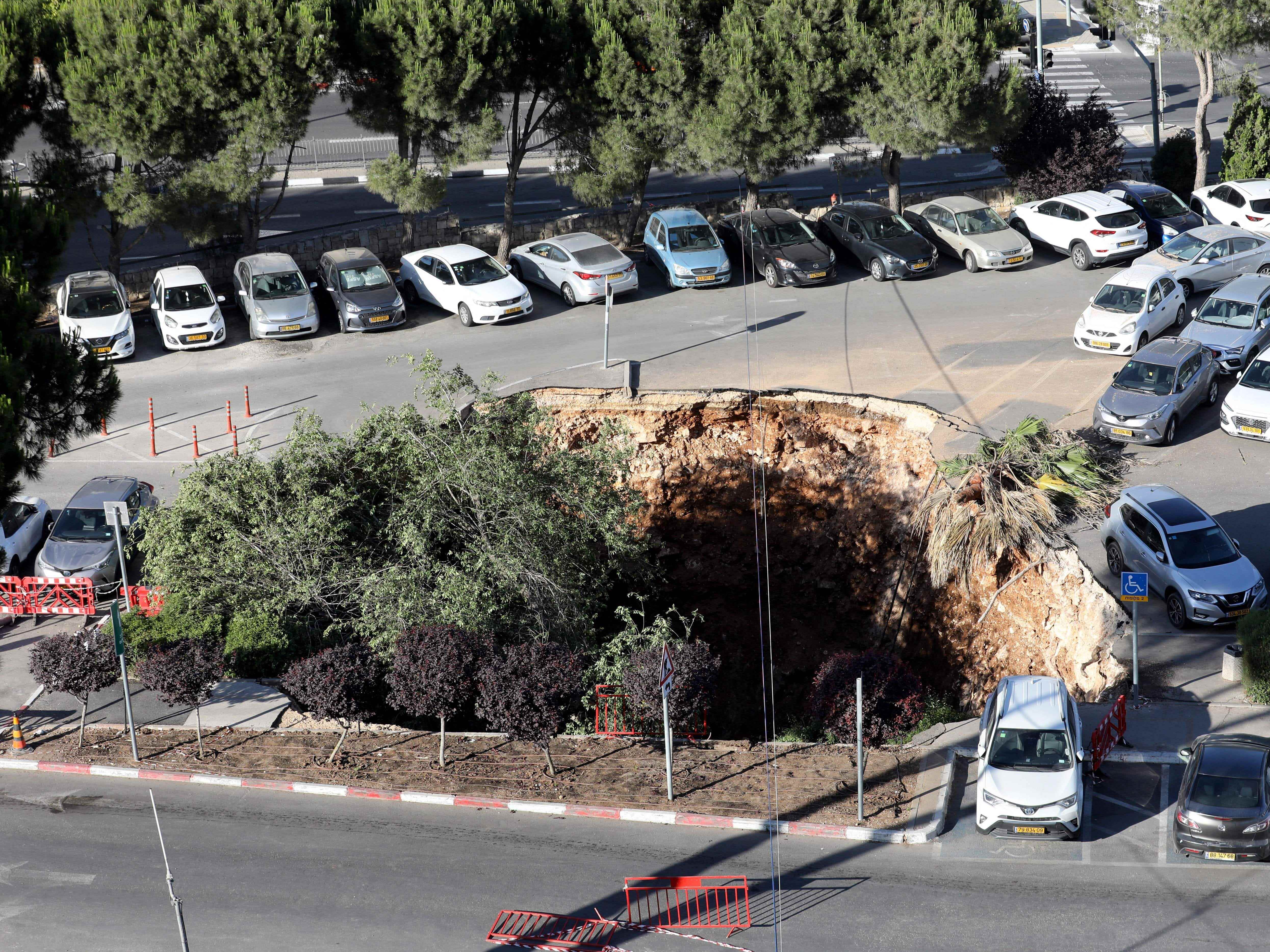Ein Erdloch auf dem Parkplatz eines Krankenhauses in Jerusalem.