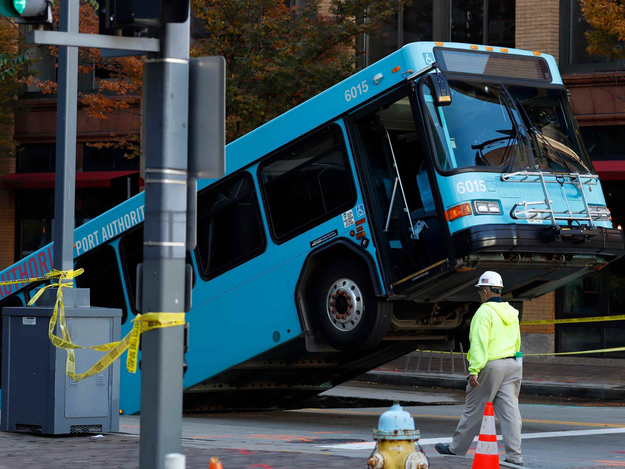 Ein Pendlerbus steckt in Pittsburgh, Pennsylvania, in einem Erdloch fest.
