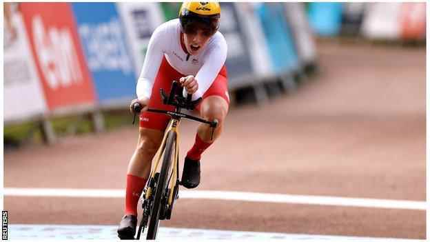 Anna Henderson nimmt am Zeitfahren der Frauen der Commonwealth Games teil