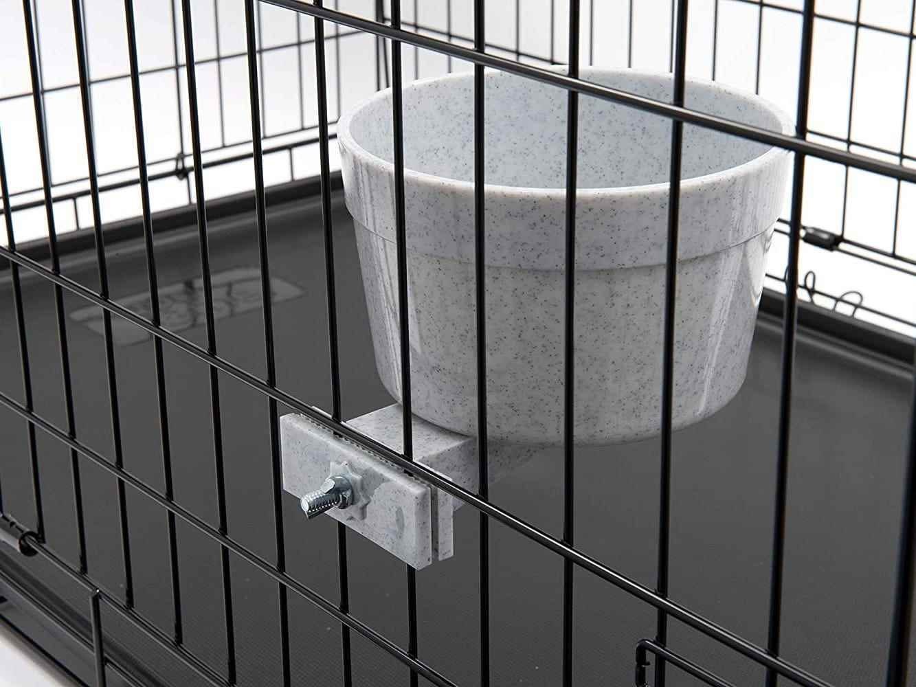 Die herausnehmbare Lixit Quick Lock Hundehüttenschüssel wird am Käfig auf der Innenseite einer Hundehütte installiert.