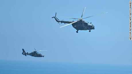 Chinesische Militärhubschrauber fliegen am 4. August an der Insel Pingtan in der Provinz Fujian vorbei.
