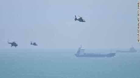 Chinesische Militärhubschrauber fliegen am 4. August 2022 an der Insel Pingtan vorbei, einem der nächstgelegenen Punkte Festlandchinas von Taiwan.