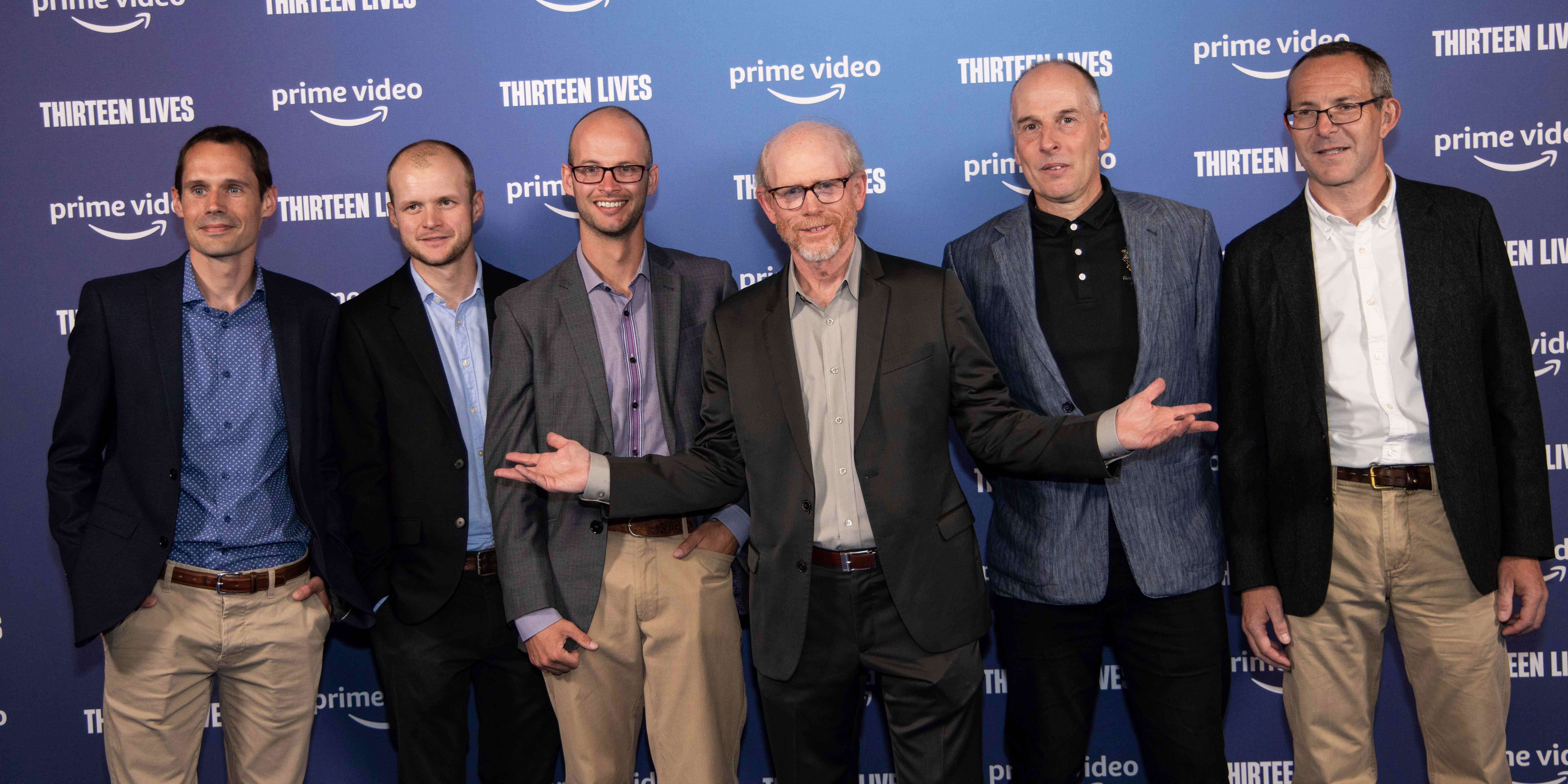 Regisseur Ron Howard steht mit mehreren Tauchern, darunter John Volanthen, bei der „Thirteen Lives“-Premiere.