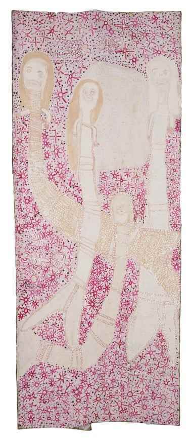 Ein farbenfrohes Gemälde von Frau D. Yunupingu mit rosa Blumen und einigen abstrakten Figuren auf einem großen Stück Stoff