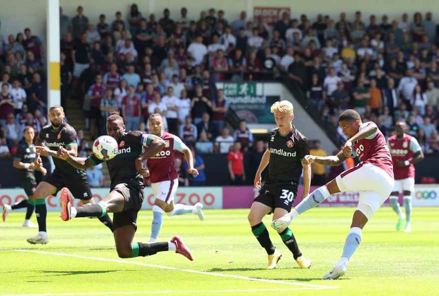 Leon Bailey schießt das Führungstor beim 4:0-Sieg von Aston Villa gegen Walsall in ihrem Freundschaftsspiel vor der Saison.