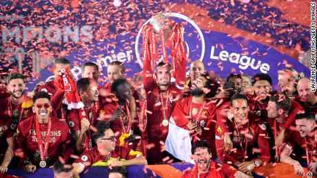 Jordan Henderson hebt zusammen mit Mohamed Salah den Premier League-Pokal in die Höhe, während sie den Gewinn der Liga feiern.