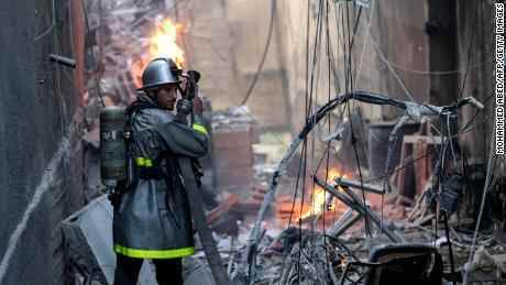 Ein palästinensischer Feuerwehrmann bekämpft das Feuer inmitten der Zerstörung nach einem israelischen Luftangriff auf Gaza-Stadt am 5. August 2022.