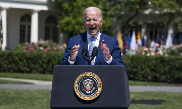 Joe Biden spricht auf dem Rasen des Weißen Hauses