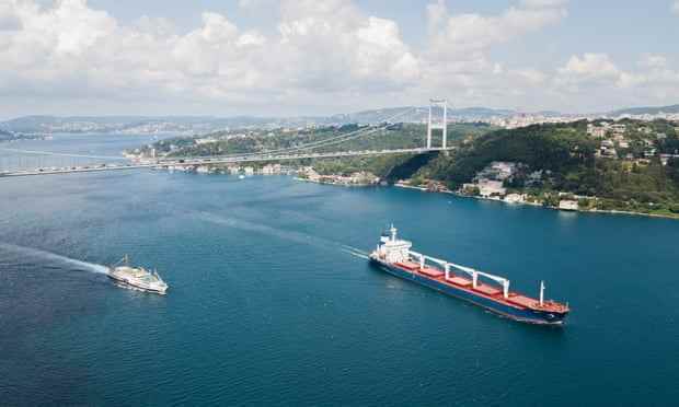 Die Razon fährt auf dem Bosporus durch Istanbul in der Türkei, nachdem sie Odessa verlassen hat