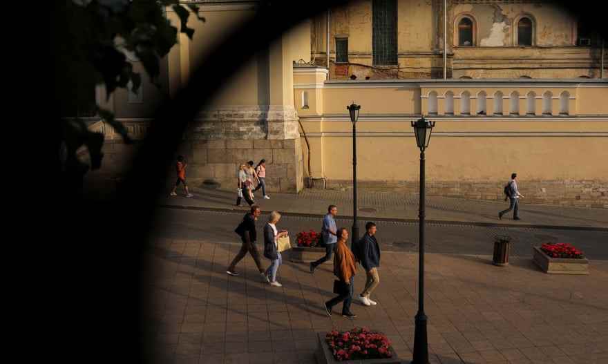 Passanten auf einer Moskauer Straße