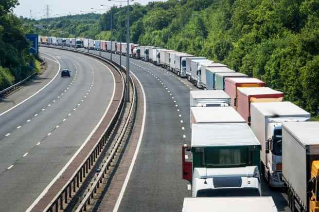 Auf der M20-Autobahn in Operation Stack geparkte LastwagenLkw standen in der Warteschlange, als Operation Stack auf der M20-Autobahn in Kent stattfand