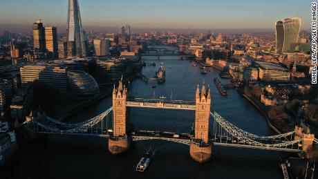 Ein Blick auf die Tower Bridge, die die Themse in London überspannt. 